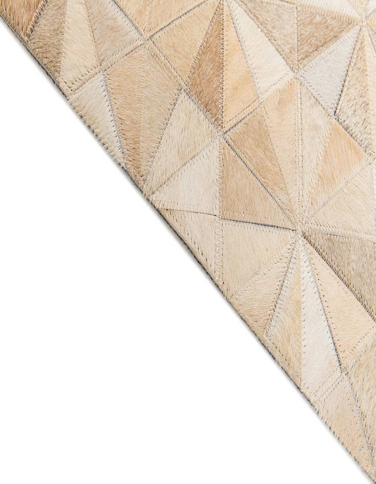 Detail image of 4' 9 x 6' 6 Cowhide Stocks Rug