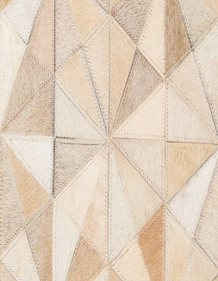 Detail image of 4' 9 x 6' 6 Cowhide Stocks Rug