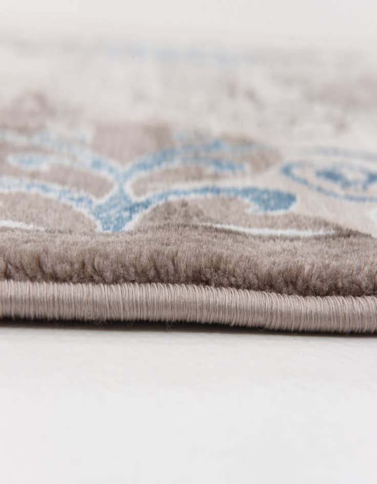 Detail image of 6' 7 x 9' 10 Damask Rug