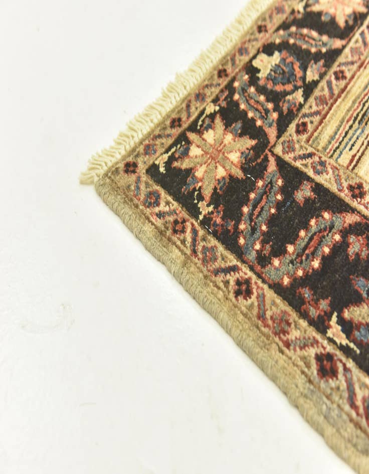 Detail image of 4' 2 x 6'  Hand Knotted Darya Rug