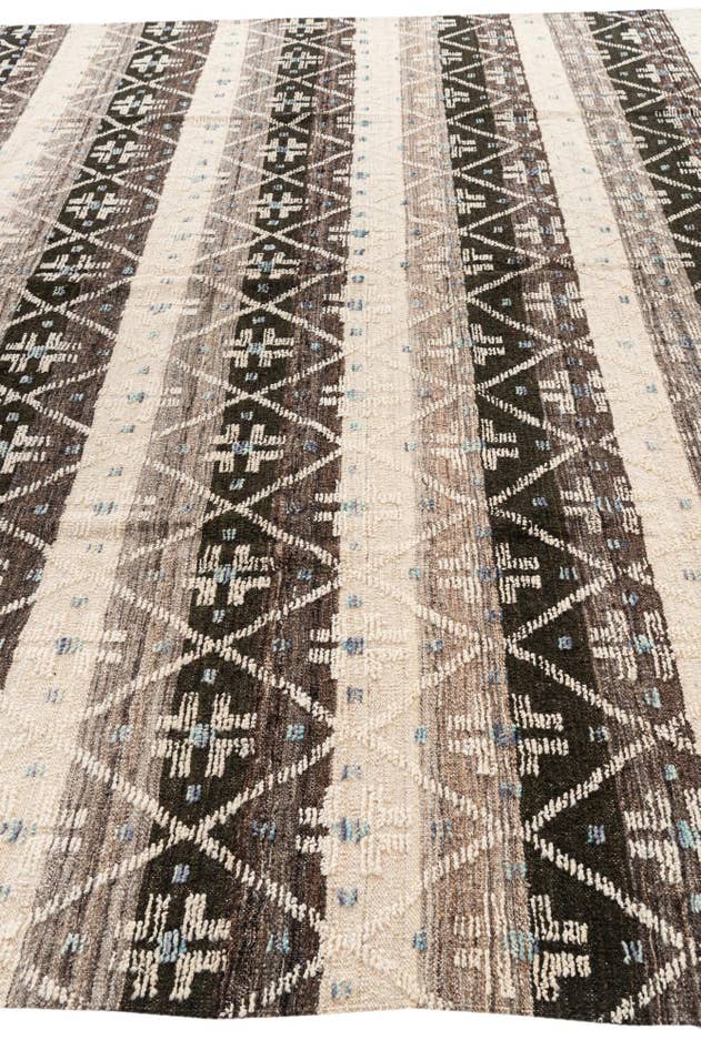 Detail image of 10' 4 x 14' 4 Hand Knotted Darya Wool Rug