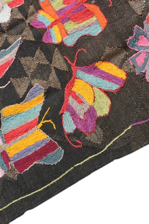 Detail image of 4' 9 x 6' 8 Hand Knotted Darya Wool Rug