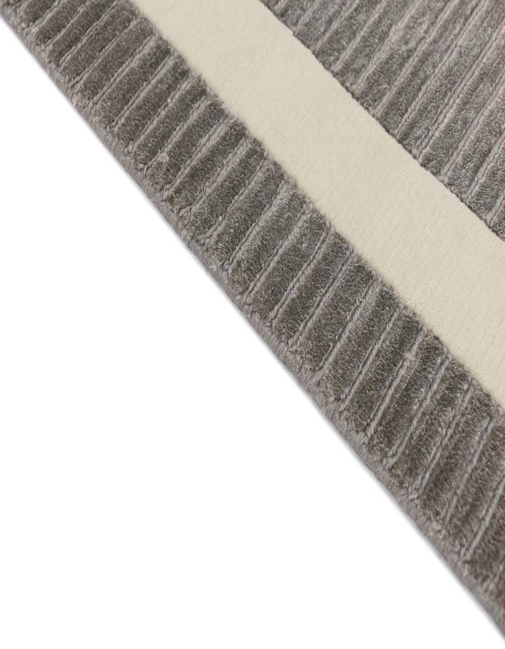 Detail image of 6' 6 x 9' 4  Hand Knotted Darya Wool Rug