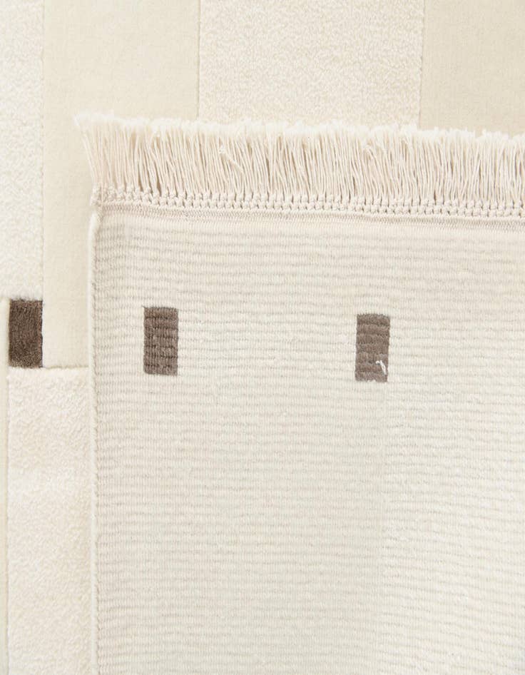 Detail image of 6' 6 x 9' 11  Hand Knotted Darya Wool Rug