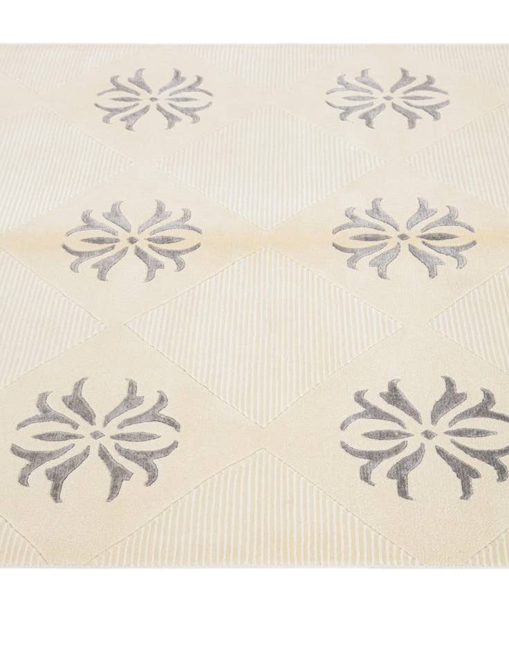 Detail image of 4' 7 x 6' 9  Hand Knotted Darya Wool Rug