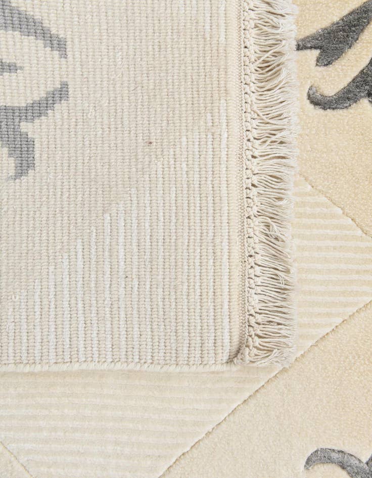 Detail image of 4' 7 x 6' 7  Hand Knotted Darya Wool Rug