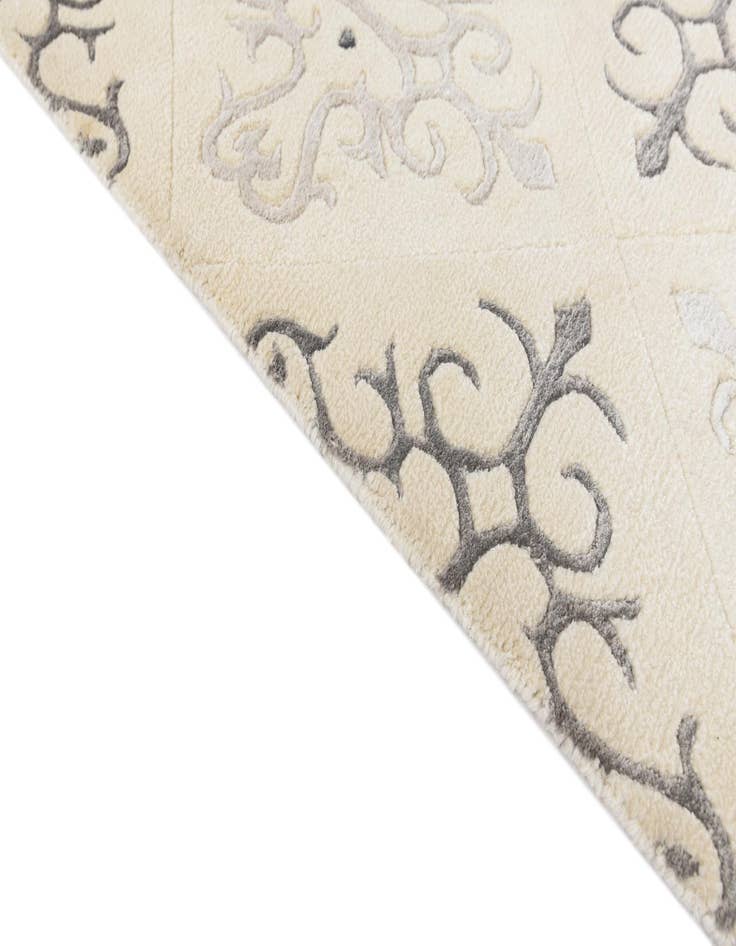 Detail image of 4' 7 x 6' 7  Hand Knotted Darya Wool Rug