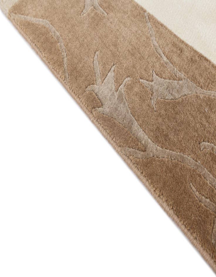 Detail image of 4' 7 x 6' 7  Hand Knotted Darya Wool Rug