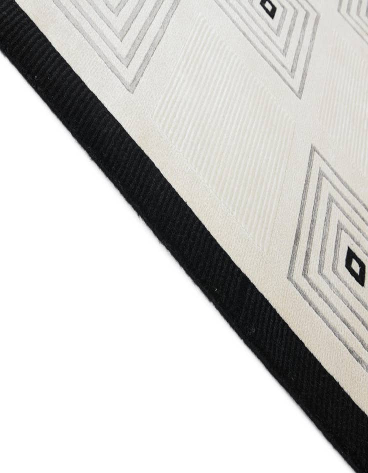 Detail image of 5' 7 x 7' 11  Hand Knotted Darya Wool Rug