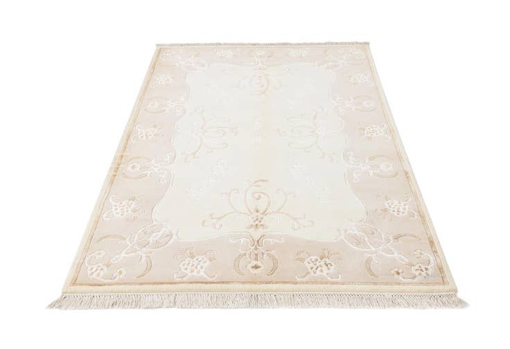 Detail image of 4' 1 x 6' 2 Hand Knotted Darya Rug