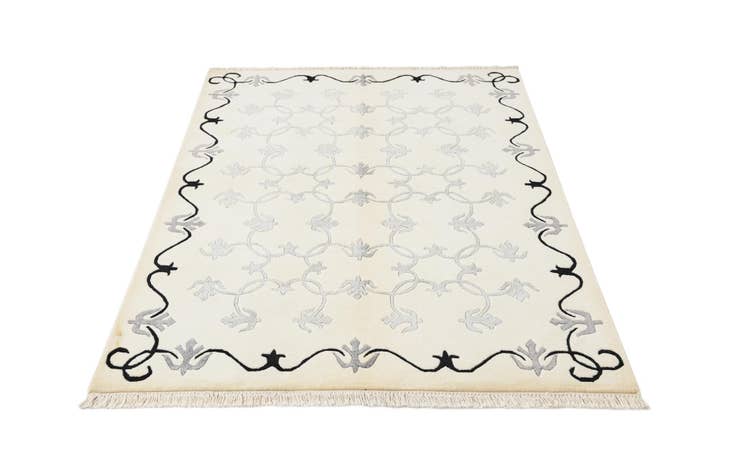 Detail image of 4' x 5' 11 Hand Knotted Darya Wool Rug