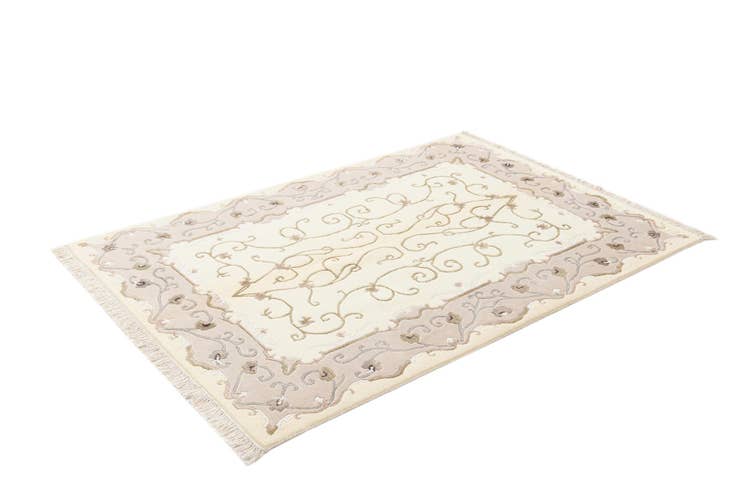 Detail image of 4' 2 x 5' 11 Hand Knotted Darya Wool Rug