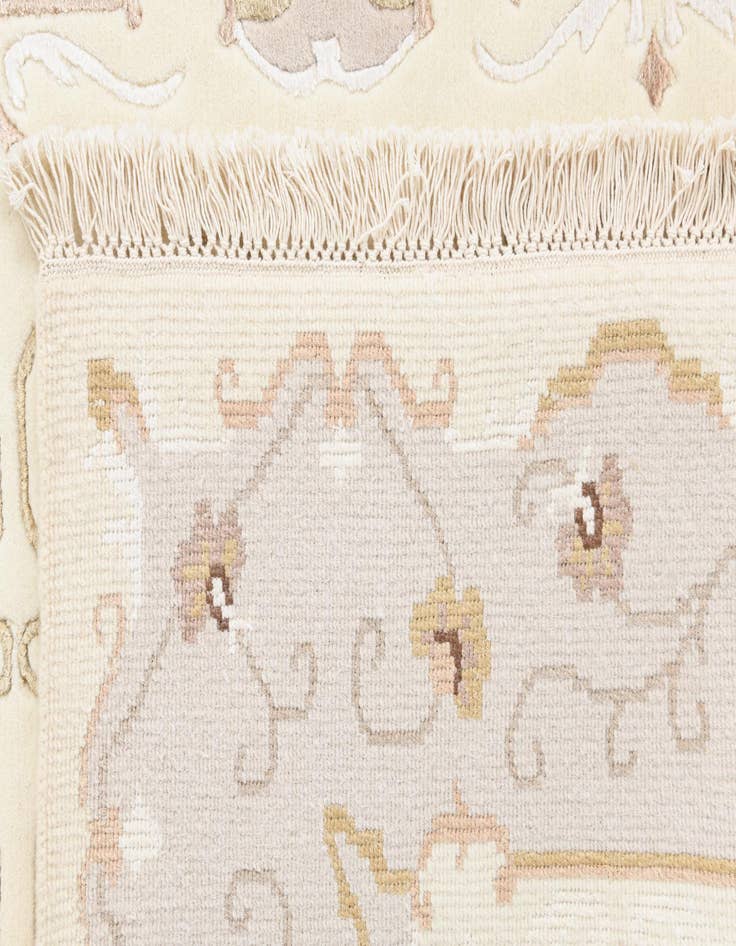 Detail image of 4' 2 x 5' 11  Hand Knotted Darya Wool Rug