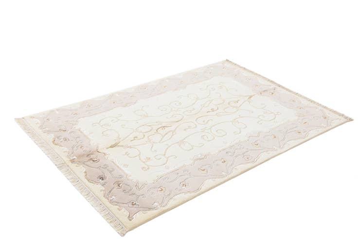 Detail image of 4' 1 x 5' 11 Hand Knotted Darya Wool Rug