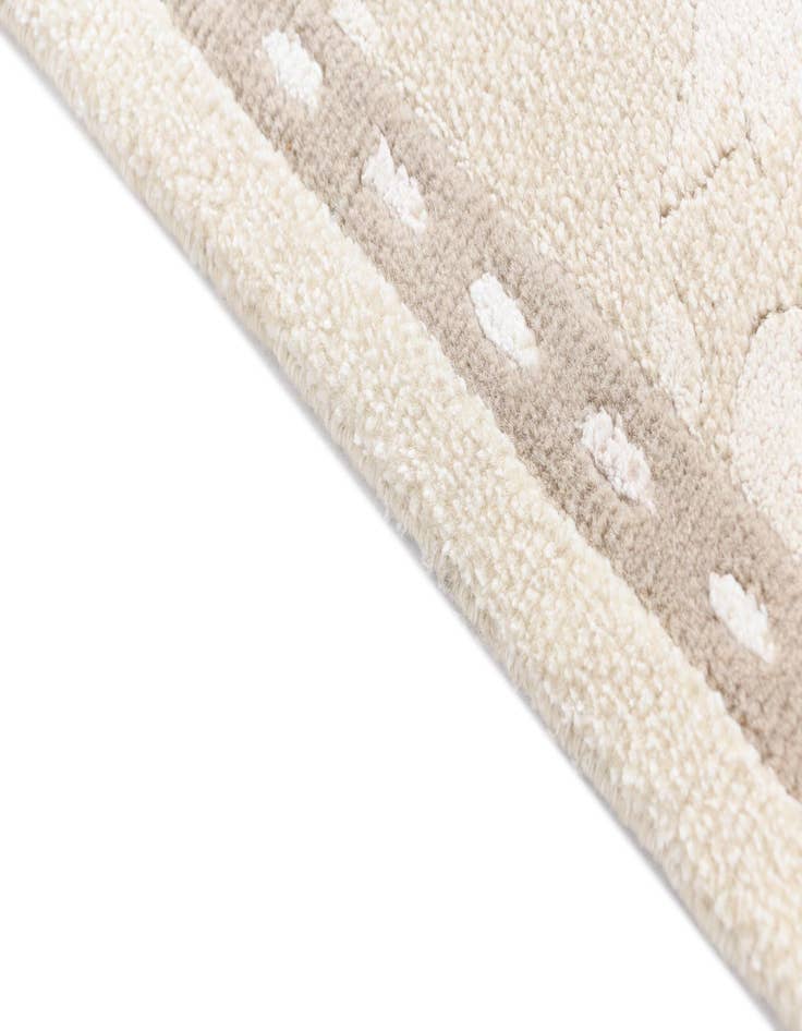 Detail image of 4' 1 x 5' 11 Darya Rug