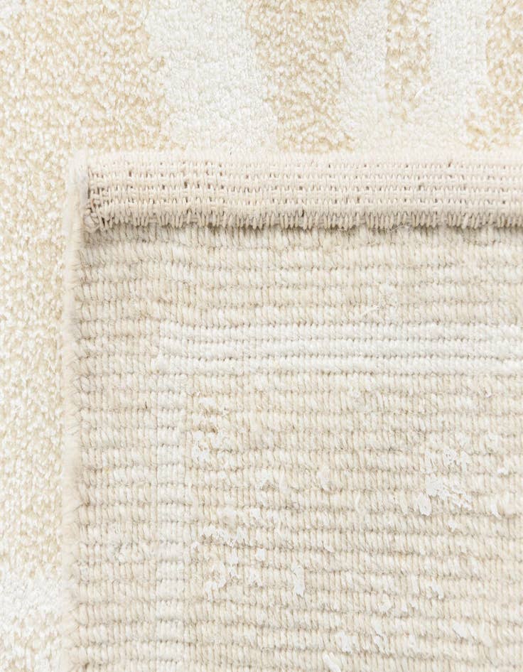 Detail image of 4' 2 x 5' 11 Darya Rug