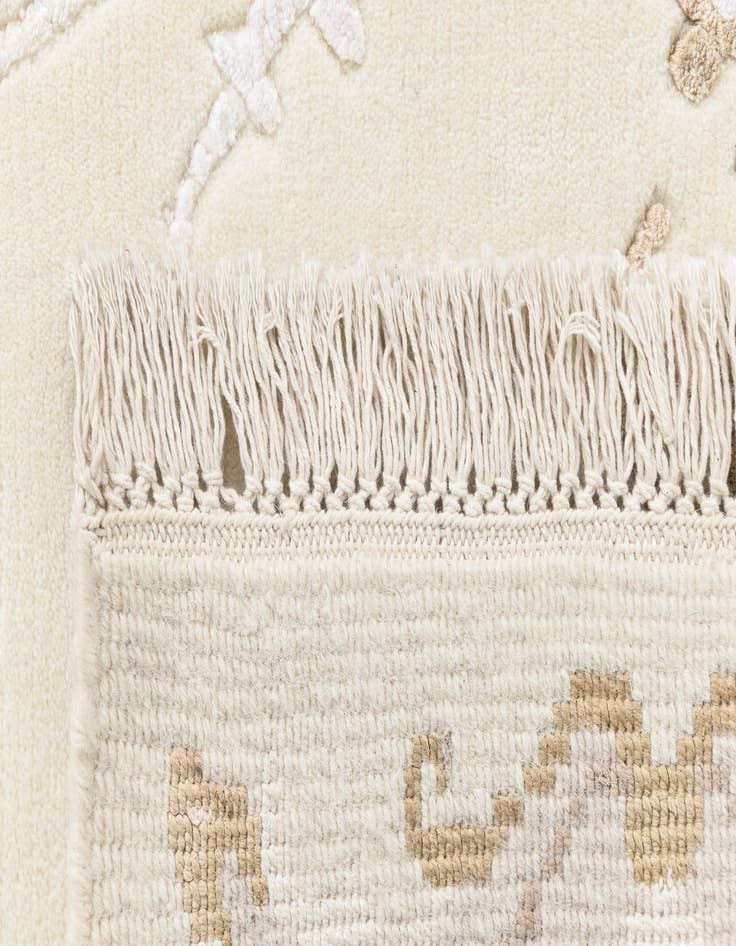 Detail image of 4' 1 x 6' 1 Darya Rug