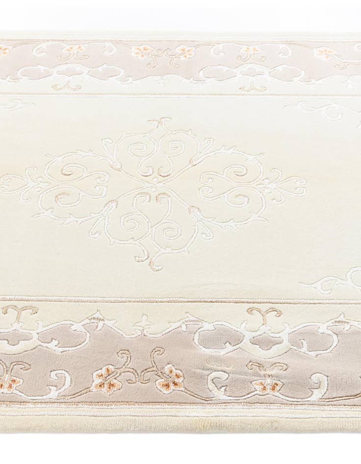 Detail image of 4' 1 x 6' Darya Rug