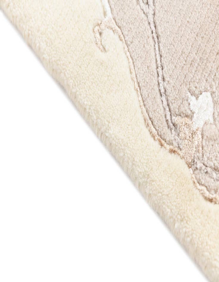 Detail image of 4' 1 x 6' Darya Rug