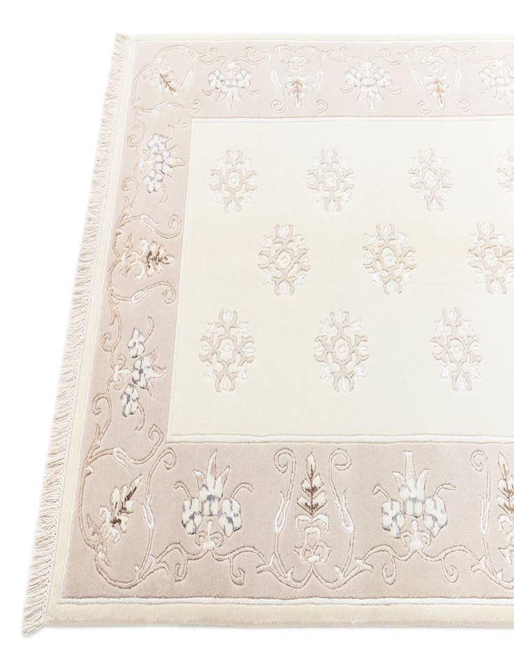 Detail image of 4' 1 x 6' Darya Rug
