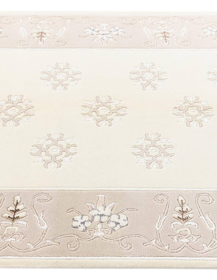 Detail image of 4' 1 x 6' Darya Rug
