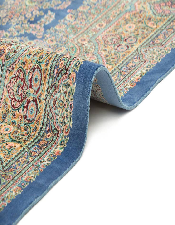 Detail image of 4' 9 x 7' 5 Ghom Design Rug