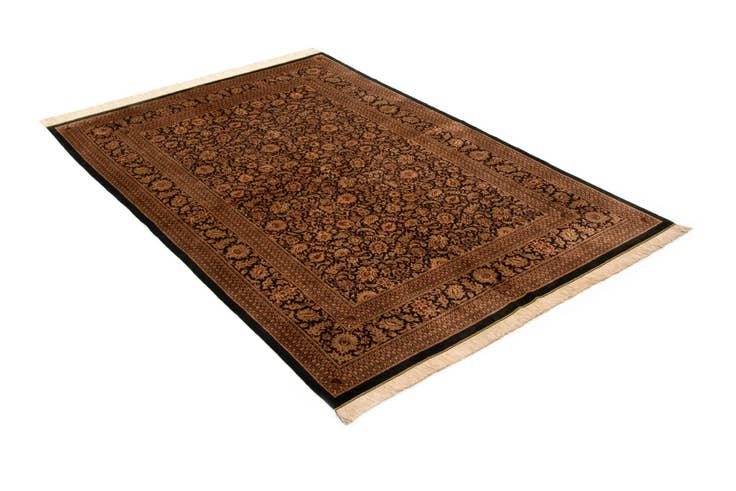 Detail image of 4' 6 x 6' 7 Ghom Rug