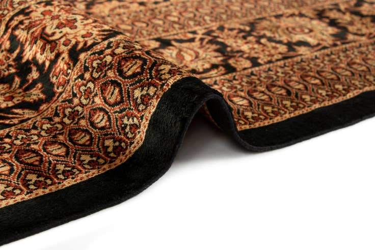 Detail image of 4' 6 x 6' 7 Ghom Rug