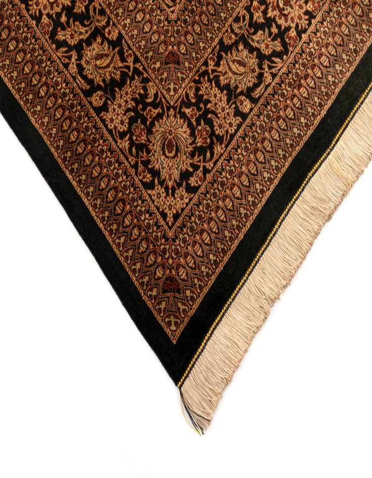 Detail image of 4' 6 x 6' 7 Ghom Rug