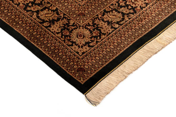 Detail image of 4' 6 x 6' 7 Ghom Rug