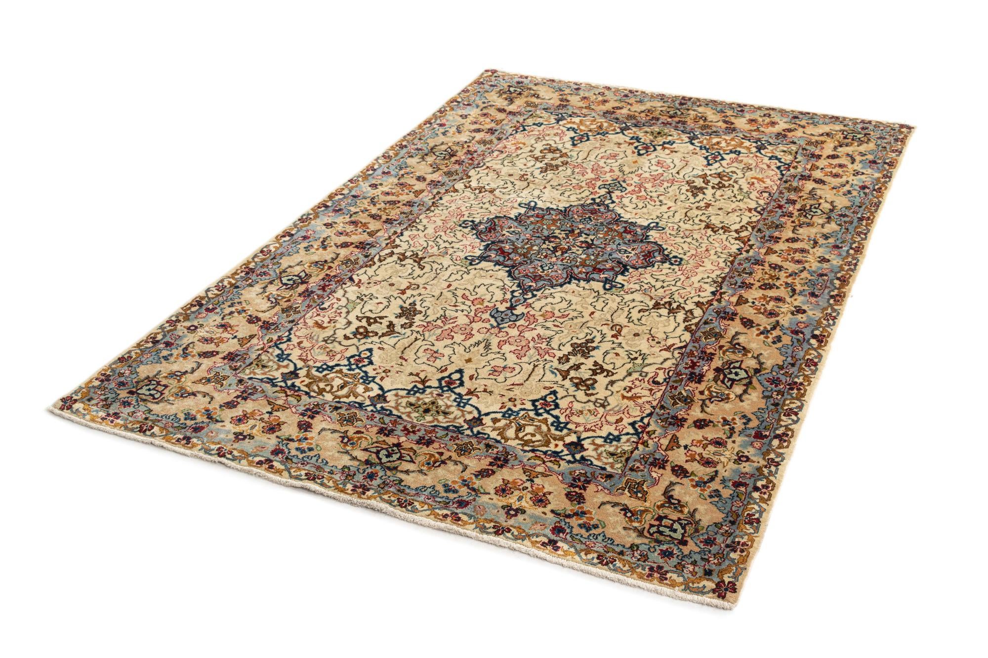 4' 5 x 6' 9 Kashan Rug