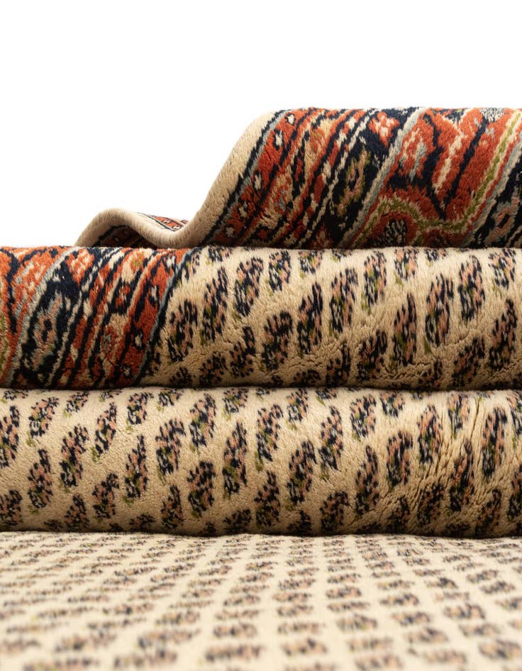 Detail image of 6' 6 x 9' 6 Mir Wool Rug