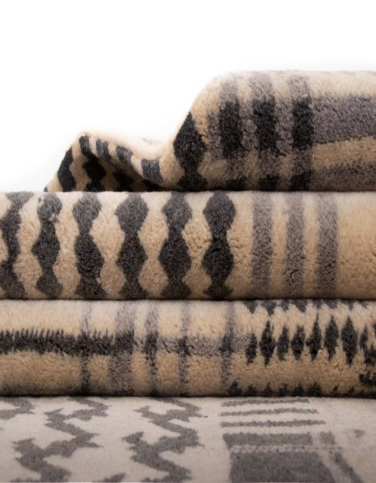 Detail image of 7' 9 x 9' 3 Modern Manshu Wool Rug