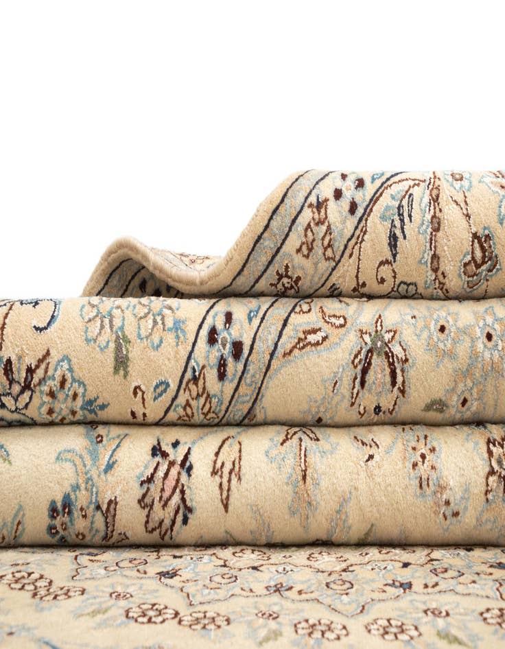 Detail image of 6' 8 x 9' 9 Nain Wool Rug