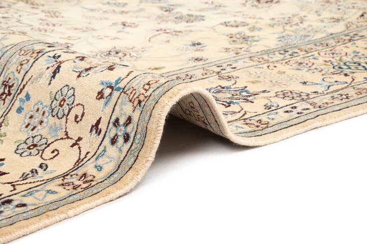 Detail image of 6' 8 x 9' 9 Nain Wool Rug