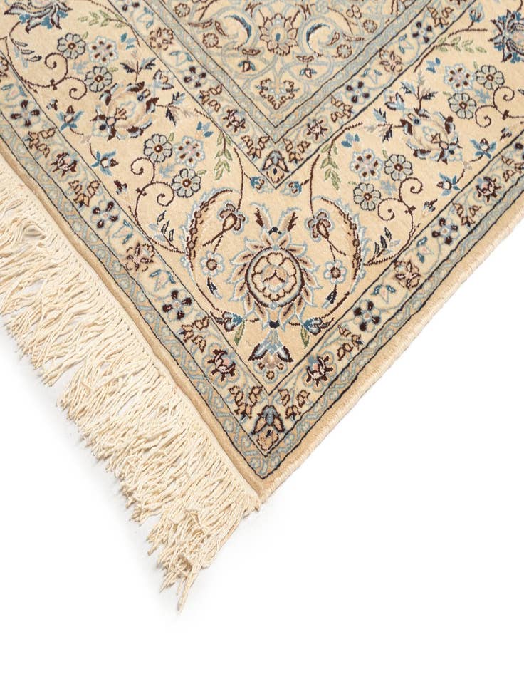 Detail image of 6' 8 x 9' 9 Nain Wool Rug