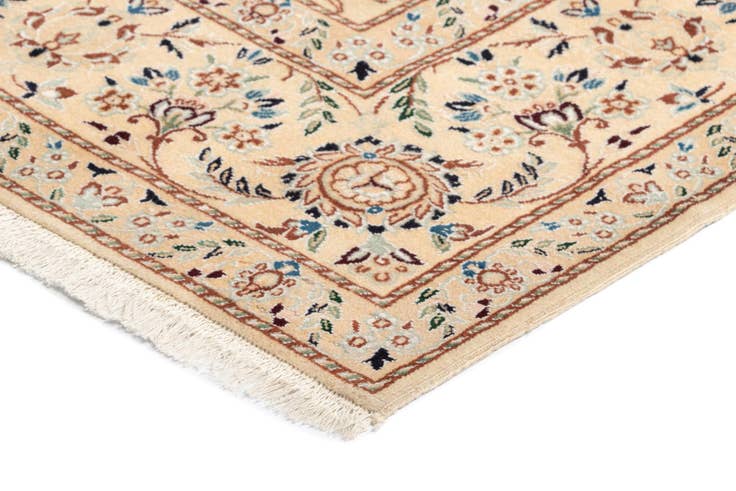 Detail image of 6' 6 x 9' 10 Nain Wool Rug