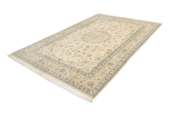 Detail image of 6' 6 x 9' 8 Nain Wool Rug