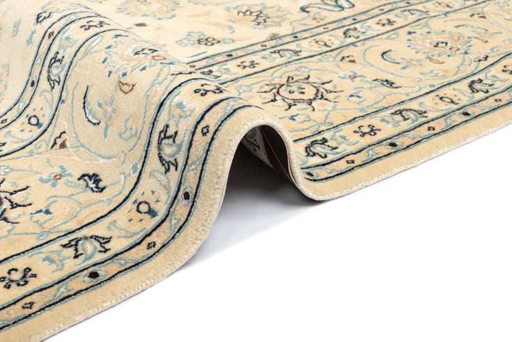 Detail image of 6' 6 x 9' 8 Nain Wool Rug