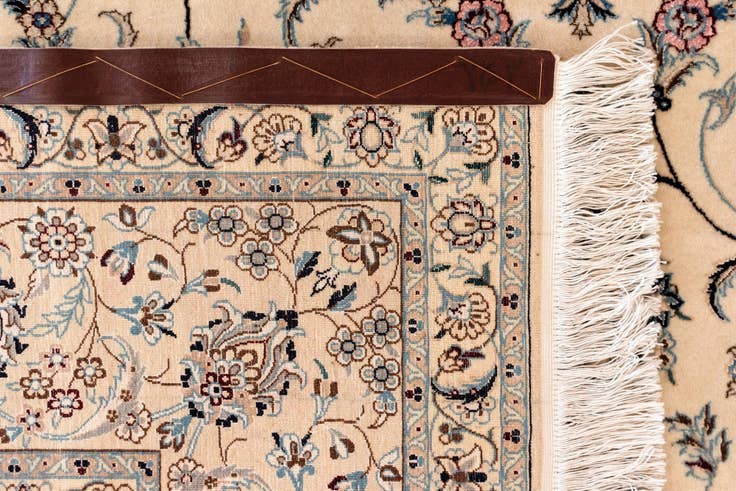 Detail image of 6' 11 x 9' 10 Nain Rug