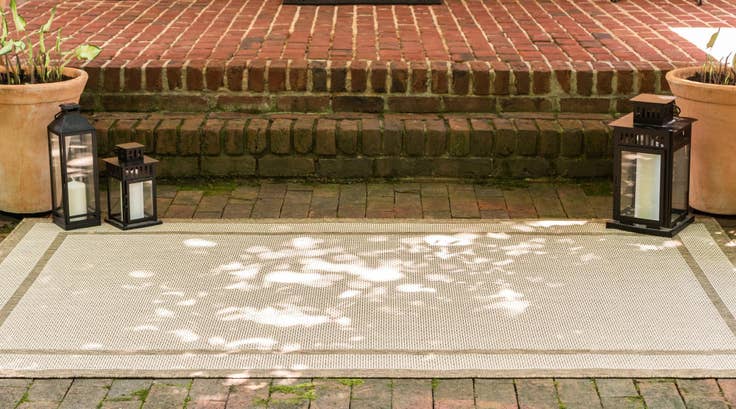 Detail image of 3' 3 x 5' Easy-Clean Border Indoor / Outdoor Rug