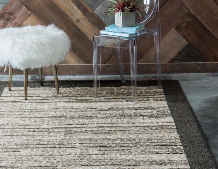 7' x 10' Easy-Clean Border Indoor / Outdoor Rug