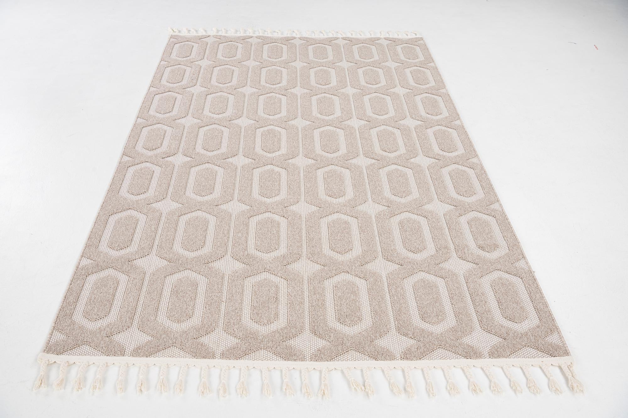 5' 3 x 7' 8 Easy-Clean Lattice Indoor / Outdoor Rug