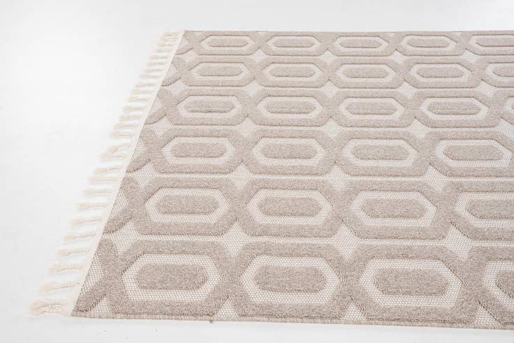 Detail image of 5' 3 x 7' 8 Easy-Clean Lattice Indoor / Outdoor Rug