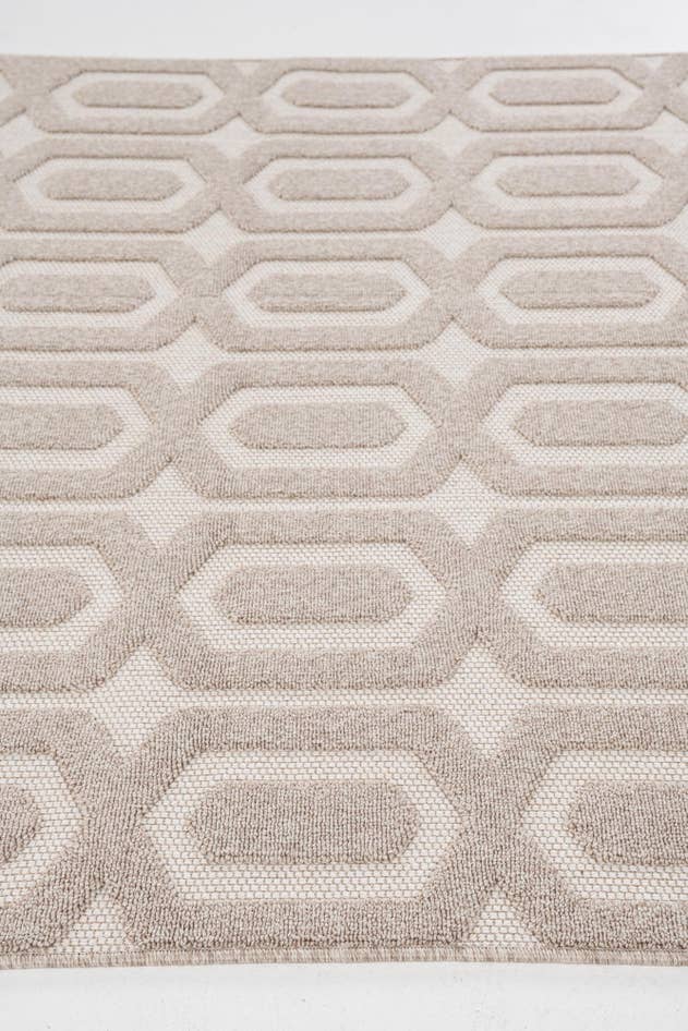 Detail image of 5' 3 x 7' 8 Easy-Clean Lattice Indoor / Outdoor Rug