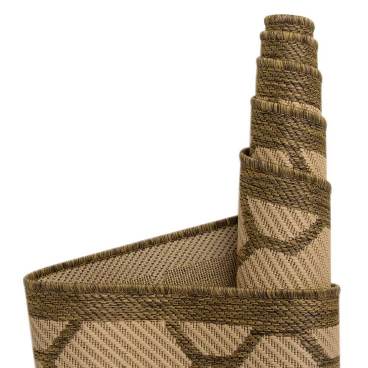 Detail image of 6' x 9' Easy-Clean Lattice Indoor / Outdoor Rug