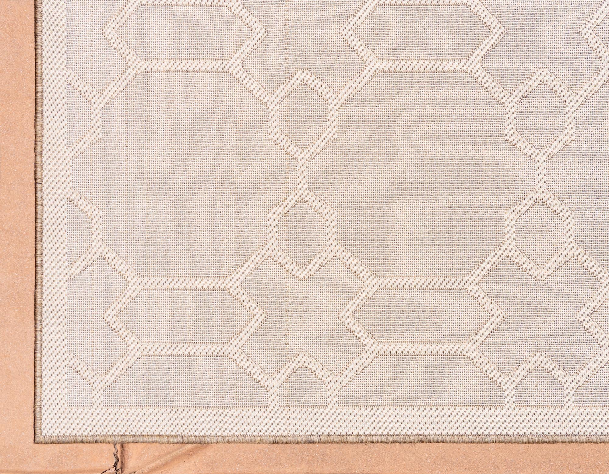 5' 3 x 8' Easy-Clean Lattice Indoor / Outdoor Rug