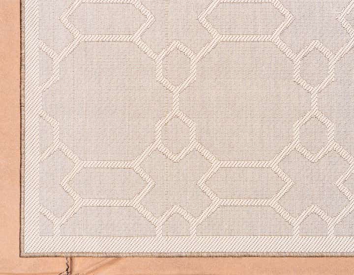 6' x 9' Easy-Clean Lattice Indoor / Outdoor Rug