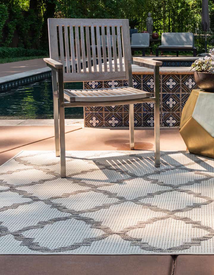 8' x 11' 4 Easy-Clean Lattice Indoor / Outdoor Rug