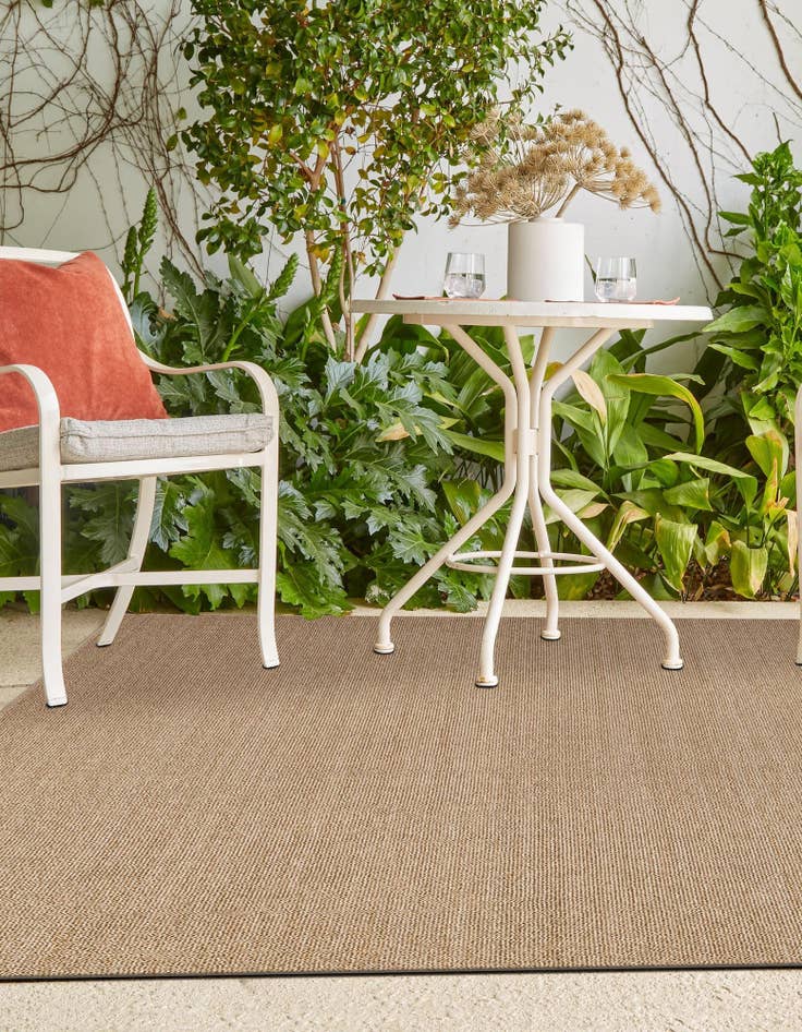 Detail image of 4' 1 x 6' 1  Washable Solid Indoor / Outdoor Rug